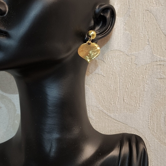 HERVÉ VAN DER STRAETEN SIGNED HAMMERED GOLD PLATED HEART DROP EARRINGS RARE PIER - Picture 10 of 15